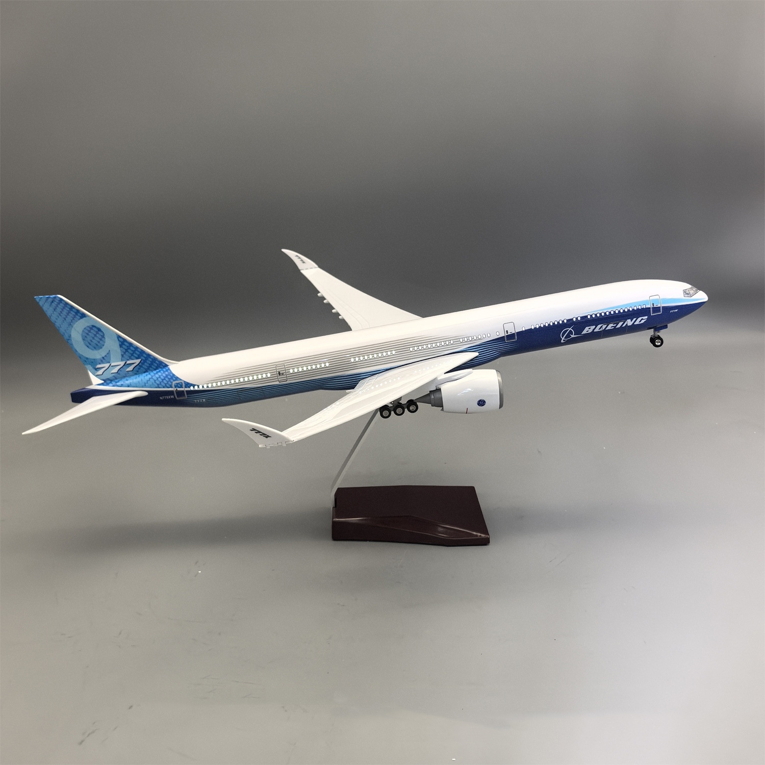 47 см, масштаб 1/157, крупнома – обзор и цена Model Kit Plane